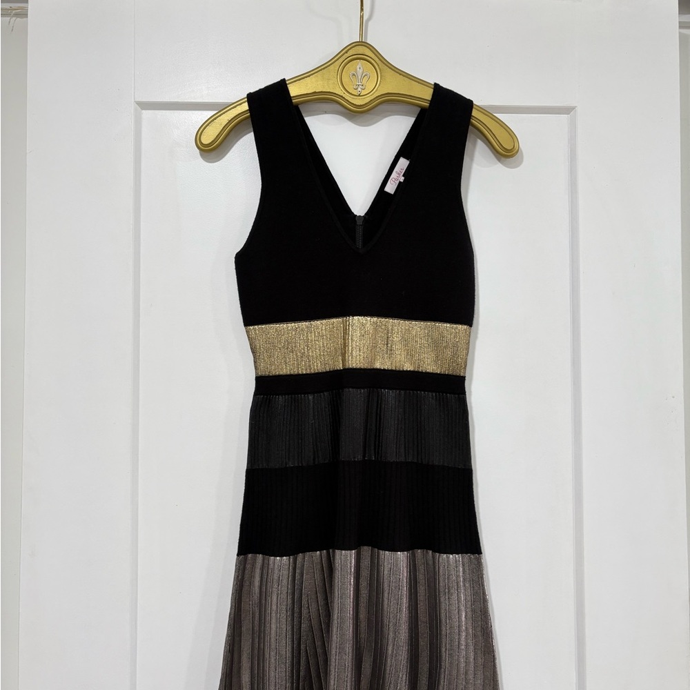 Parker sleeveless size medium. Black, gold and silver. Great condition.